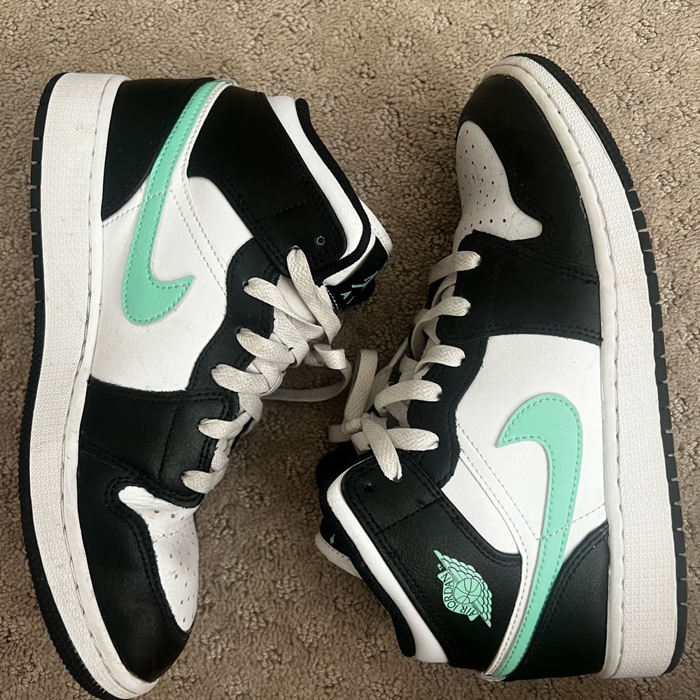 Air Jordan 1 Mid "Green Glow" Big Kid Sneaker size 6.5